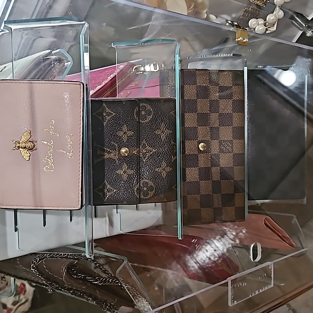 LUXURY WALLETS: CHANEL, GUCCI, LV, MCM, MIU MIU, PRADA, BALLY, YSL, FERRAGAMO - Picture 6 of 7